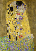 Quadro decorativo 'O Beijo' de Gustav Klimt, mostrando dois amantes abraçados, adornados com padrões dourados e sobre um campo florido. Obra de arte em estilo Art Nouveau, com detalhes em ouro.