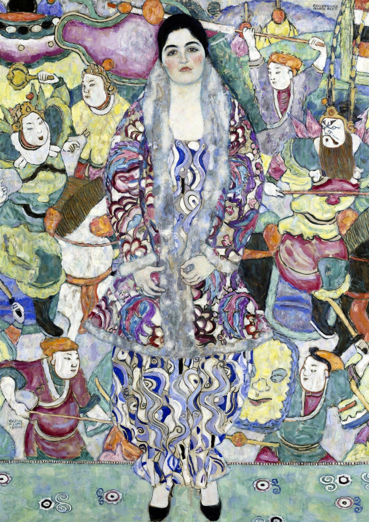Retrato de Friederike Maria Beer, pintura de Gustav Klimt, com uma mulher central em um casaco estampado vibrante e um xale de pele, cercada por figuras estilizadas e padrões coloridos inspirados na arte oriental.