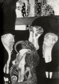 Reprodução de 'As Forças Hostis' de Gustav Klimt, em tons de preto, branco e cinza, com figuras humanas nuas e um ser monstruoso, simbolizando a luta entre o bem e o mal. A obra apresenta figuras femininas com cabelos esvoaçantes e um homem acorrentado, cercado por uma criatura com tentáculos e olhos, em um fundo escuro com padrões Art Nouveau na parte superior.