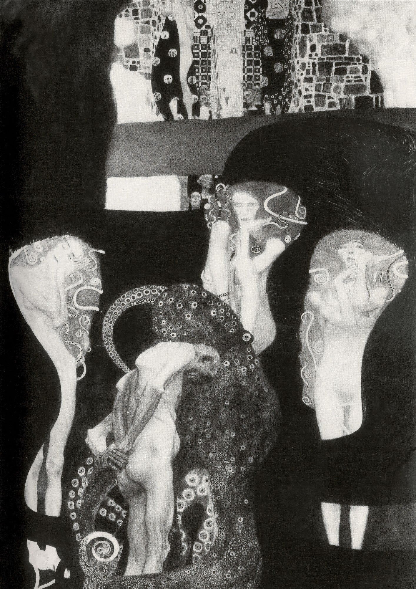 Reprodução de 'As Forças Hostis' de Gustav Klimt, em tons de preto, branco e cinza, com figuras humanas nuas e um ser monstruoso, simbolizando a luta entre o bem e o mal. A obra apresenta figuras femininas com cabelos esvoaçantes e um homem acorrentado, cercado por uma criatura com tentáculos e olhos, em um fundo escuro com padrões Art Nouveau na parte superior.