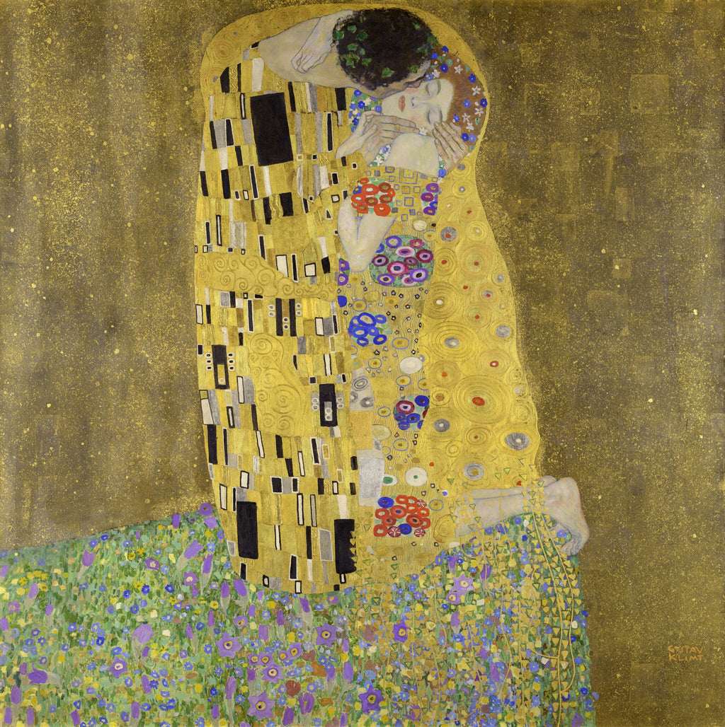 Quadro decorativo 'O Beijo' de Gustav Klimt, mostrando um casal abraçado e beijando-se, envolto em vestes douradas e padrões geométricos, sobre um fundo dourado e um campo de flores.