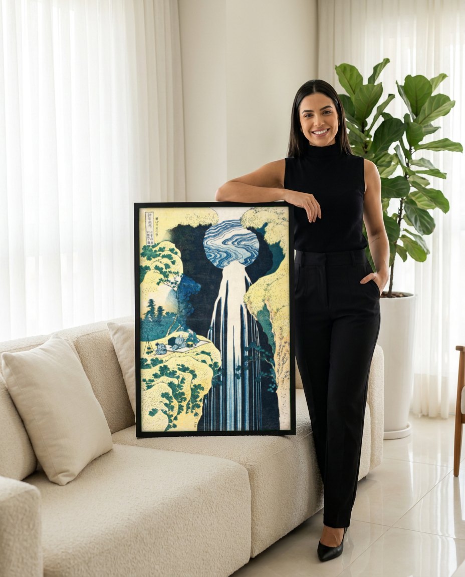 Quadro Decorativo A Cachoeira de Amida - Hokusai | modelo apresentando o quadro emoldurado