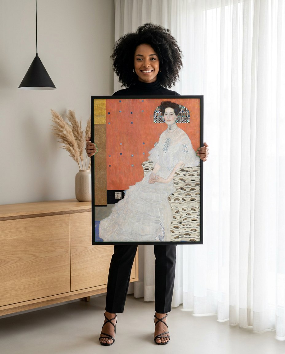 Quadro Decorativo Retrato de Adele Bloch-Bauer I - Gustav Klimt | modelo apresentando o quadro emoldurado
