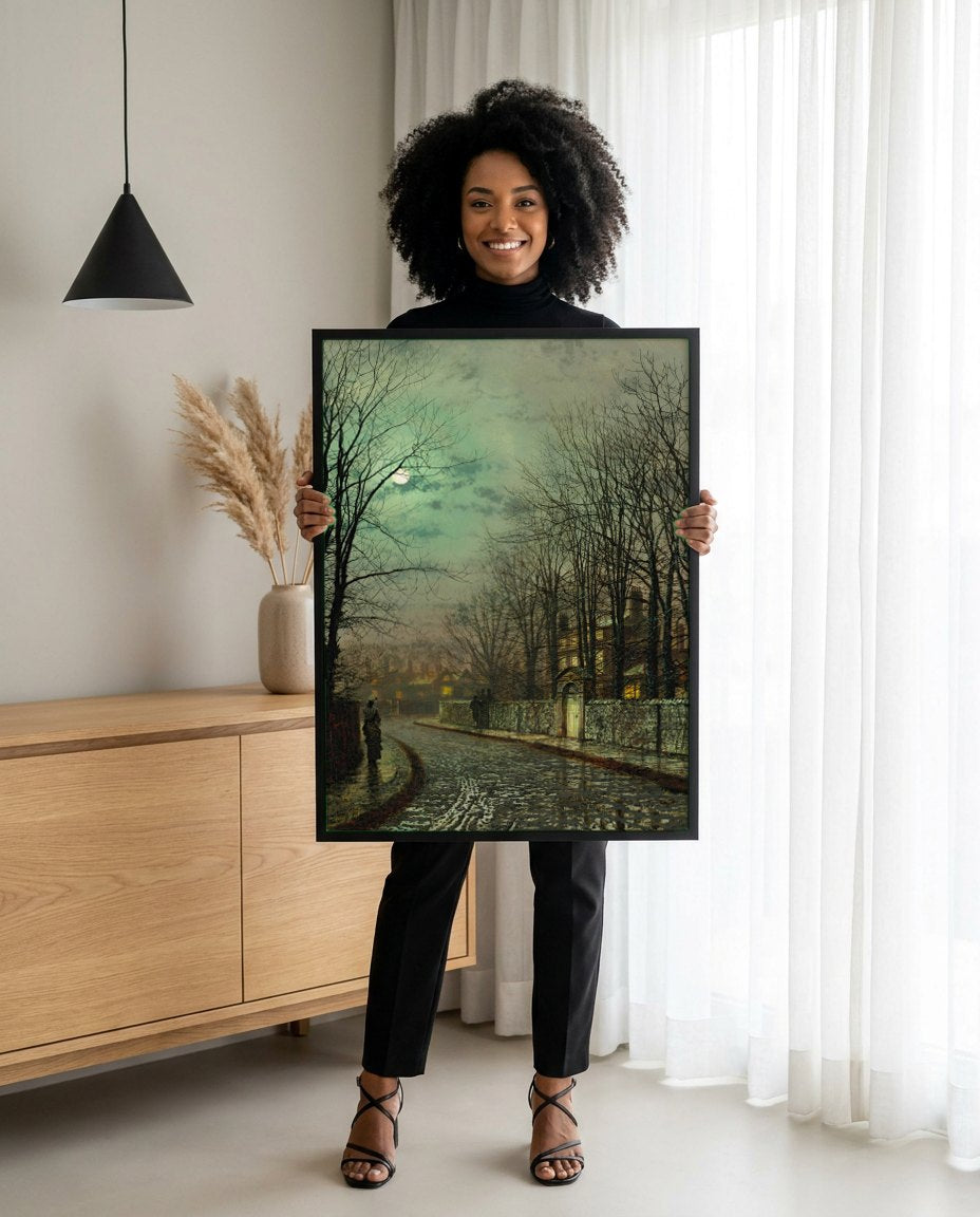 Quadro Decorativo 'Sob a Lua Cheia' - Grimshaw | modelo apresentando o quadro emoldurado