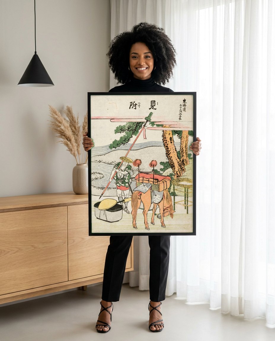 Quadro Decorativo A Parada do Viajante - Hokusai | modelo apresentando o quadro emoldurado