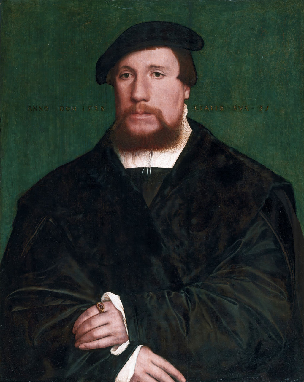 Retrato de um homem barbudo com chapéu preto e vestes escuras, atribuído a Hans Holbein, contra um fundo verde. O homem tem um olhar sério e está com as mãos cruzadas, exibindo um anel.