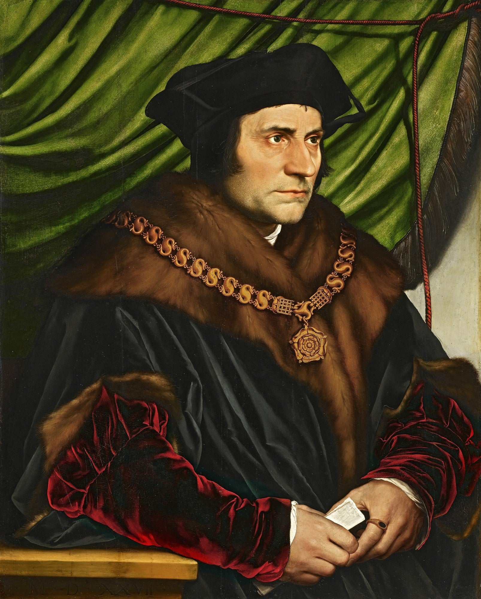 Retrato detalhado de Sir Thomas More, um homem com vestes luxuosas e chapéu preto, com um colar dourado e pele, segurando um pequeno papel, pintado por Hans Holbein.