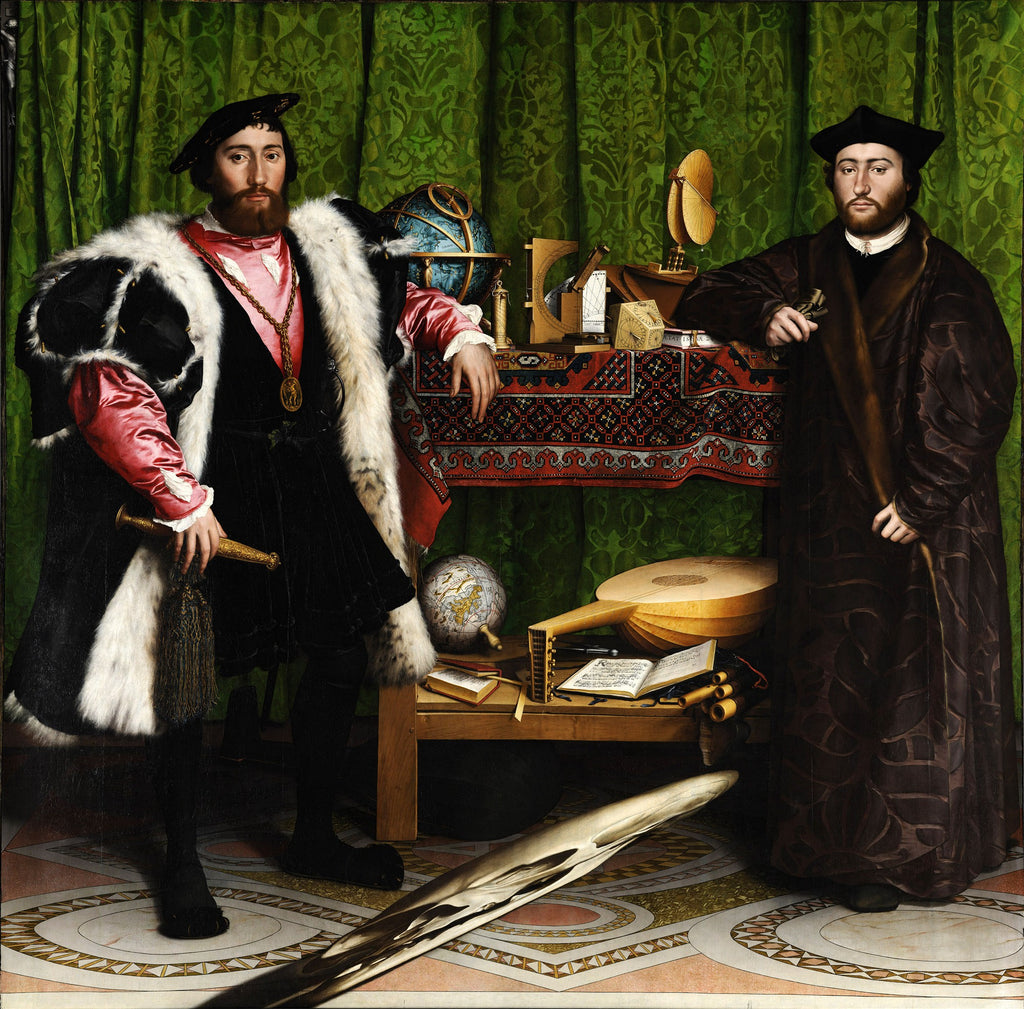 Quadro 'Os Embaixadores' de Hans Holbein, o Jovem, retratando dois homens elegantemente vestidos, cercados por instrumentos científicos e objetos simbólicos, com uma caveira anamórfica no primeiro plano. A tapeçaria verde ao fundo e o piso ornamentado complementam a cena.