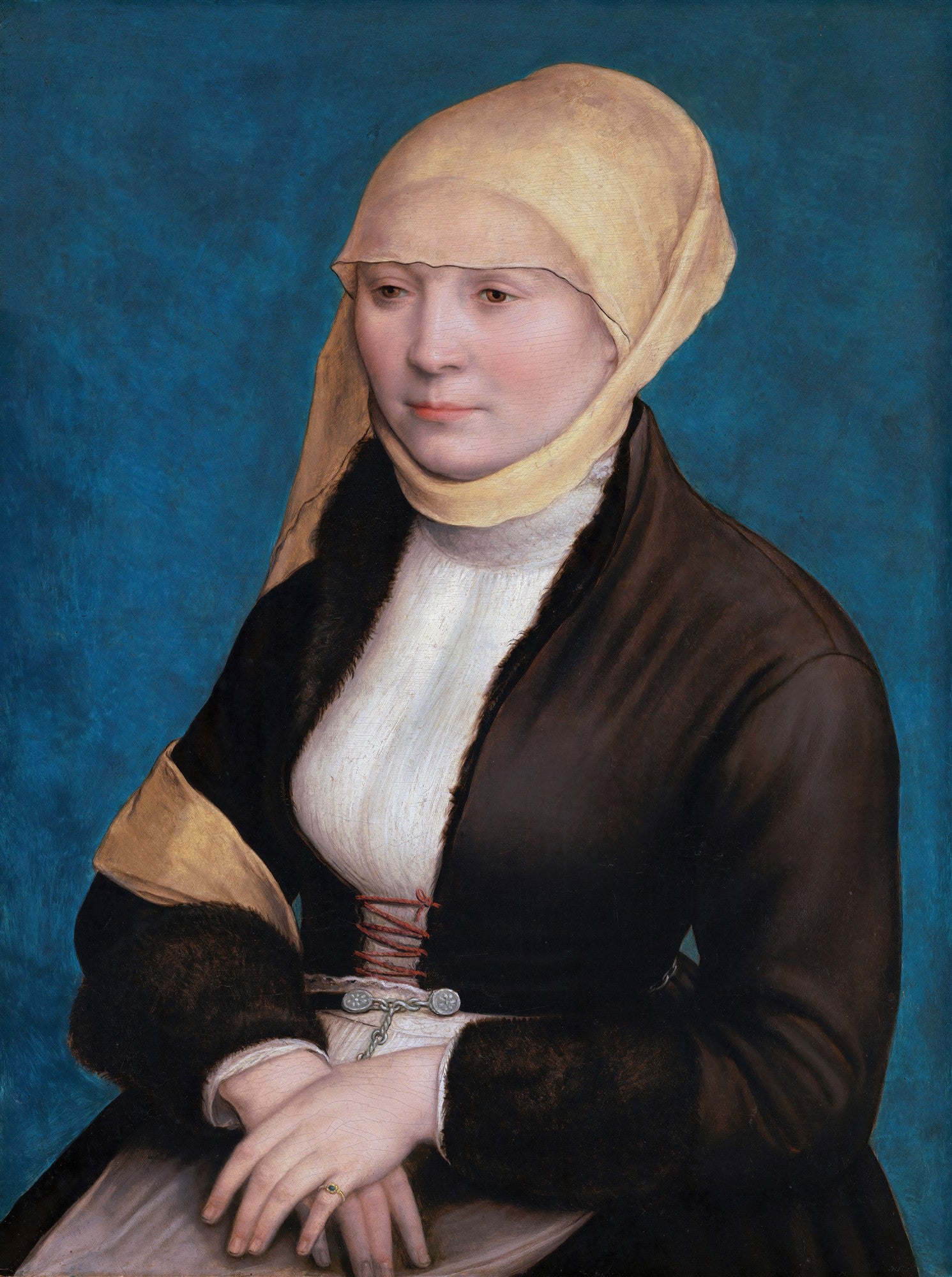Retrato de uma jovem mulher com toucado ocre e vestido marrom contra um fundo azul profundo, atribuído a Hans Holbein.
