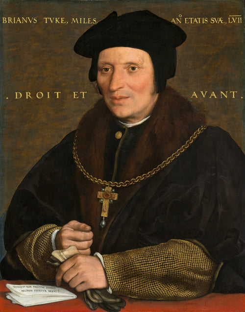 Retrato de Sir Brian Tuke por Hans Holbein, o Jovem. O homem está sentado, vestido com roupas escuras e luxuosas, um chapéu preto e uma corrente dourada com um crucifixo. Ele segura luvas e um papel com inscrições em latim. O fundo é marrom escuro com inscrições douradas.