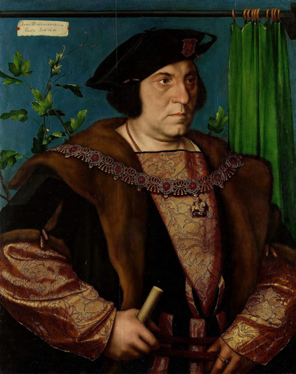 Quadro decorativo com retrato de um homem renascentista, Dirck Tybis, por Hans Holbein, o Jovem. O homem usa vestes luxuosas com gola de pele e detalhes dourados, chapéu preto, e segura um objeto em sua mão. O fundo é azul com uma planta e uma cortina verde.