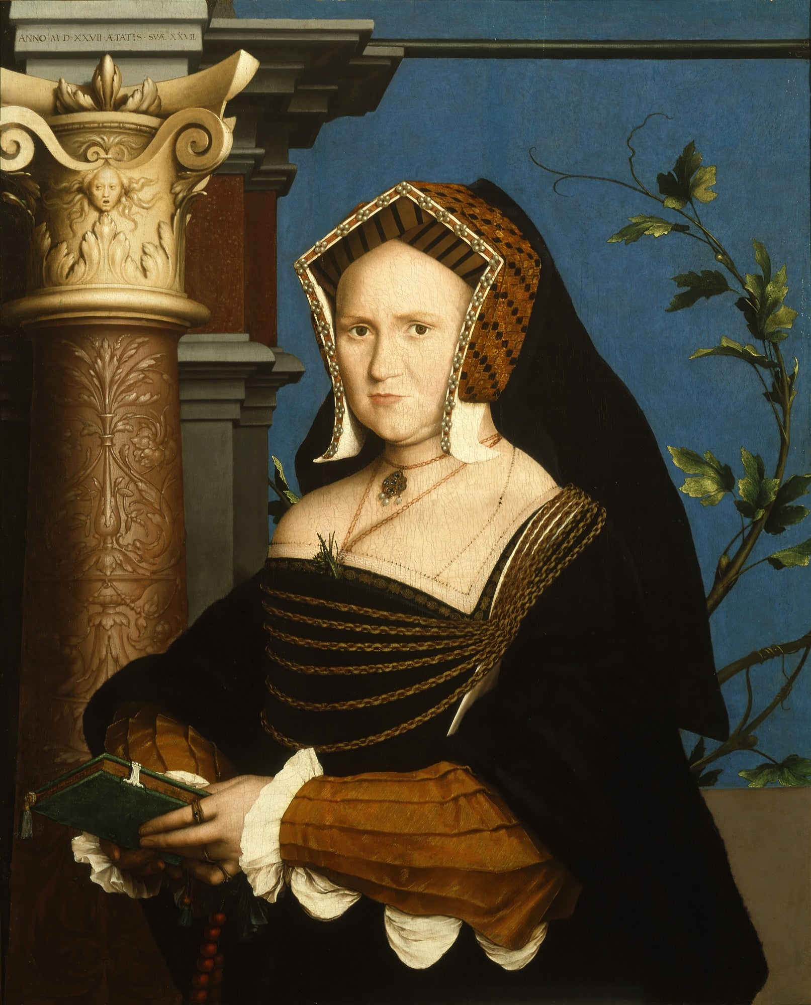 Retrato de uma mulher renascentista com touca e vestido escuro, segurando um livro de orações, com coluna clássica e folhagem ao fundo azul, atribuído a Hans Holbein.