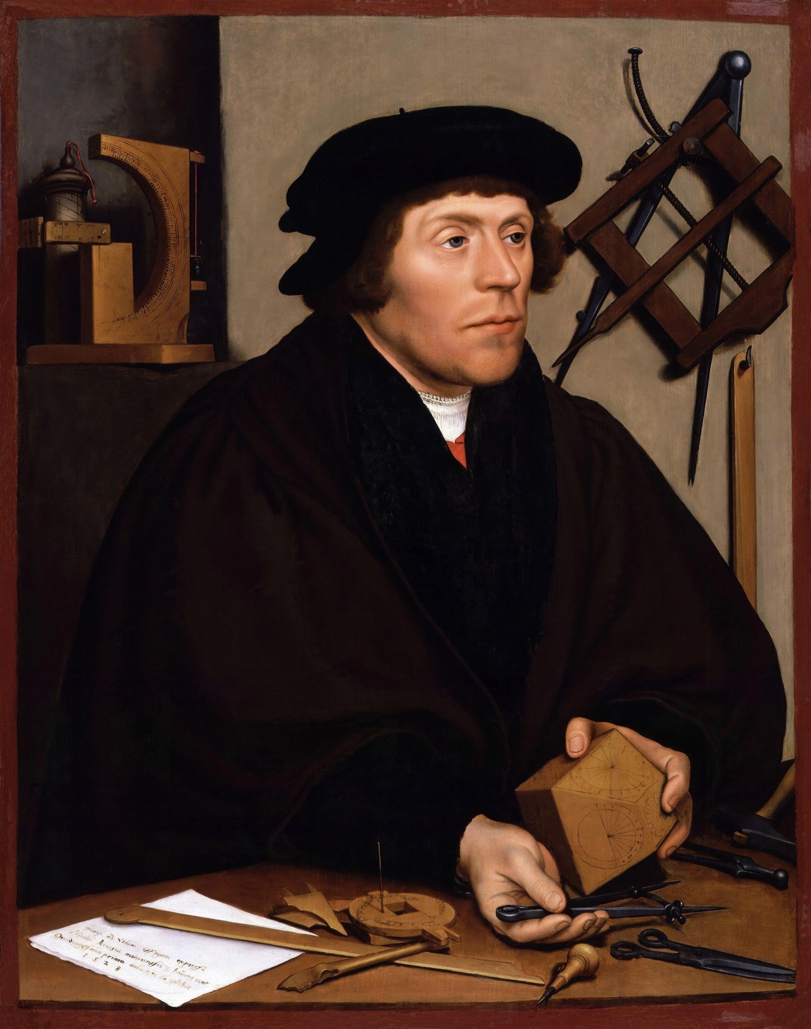 Retrato de um homem renascentista, possivelmente um astrônomo, sentado à mesa com instrumentos científicos, vestido com roupas escuras e chapéu preto, assinado por Hans Holbein.