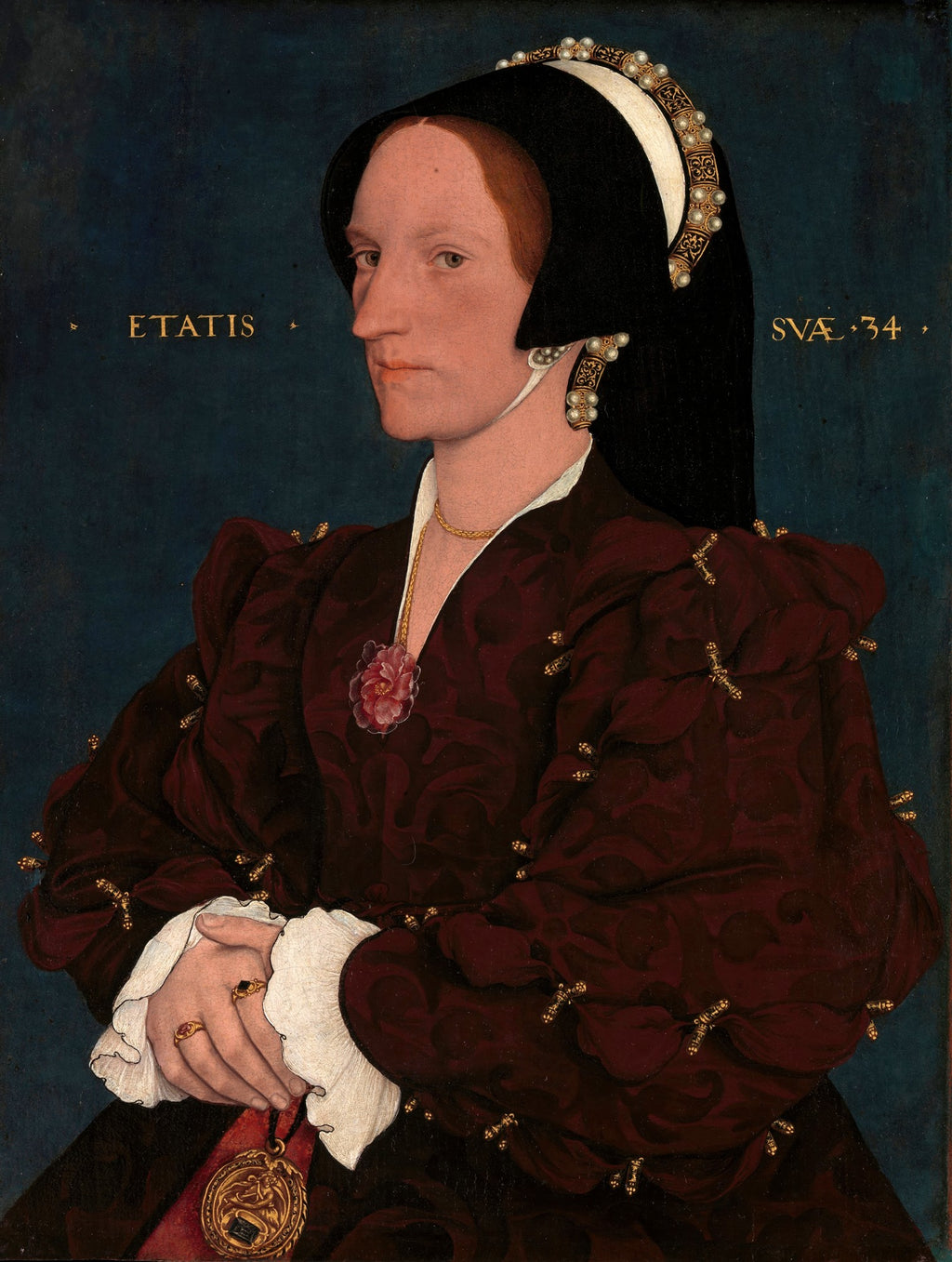 Retrato de uma senhora em perfil, vestindo roupas renascentistas escuras com detalhes dourados e pérolas, atribuído a Hans Holbein, o Jovem.