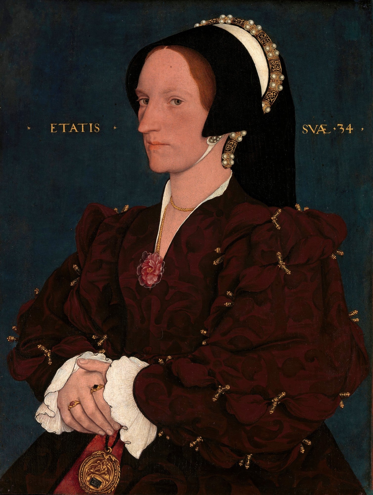 Retrato de uma senhora em perfil, vestindo roupas renascentistas escuras com detalhes dourados e pérolas, atribuído a Hans Holbein, o Jovem.