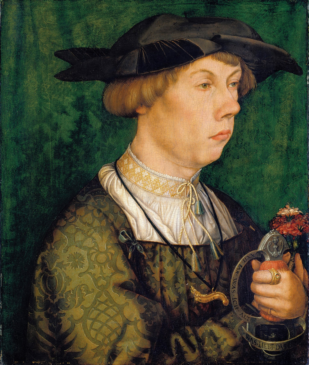 Retrato de um jovem homem com chapéu preto e vestes detalhadas verdes, segurando um cravo e um objeto metálico, em um fundo verde escuro. Obra de Hans Holbein, o Jovem.