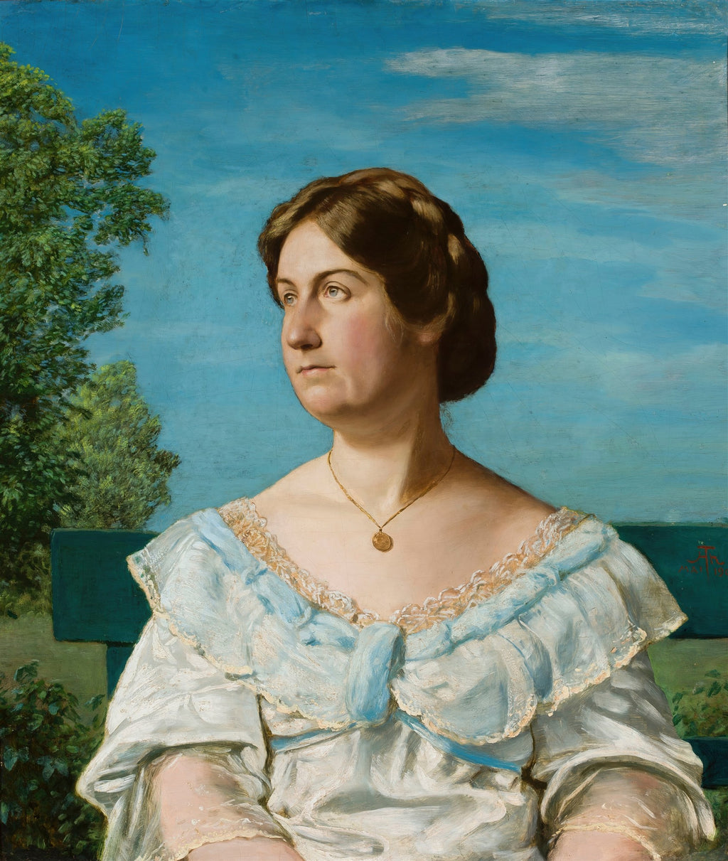 Retrato de uma mulher de feições gentis, sentada em um banco verde, sob um céu azul vibrante e árvores verdes ao fundo, com um vestido branco e azul e um colar dourado.