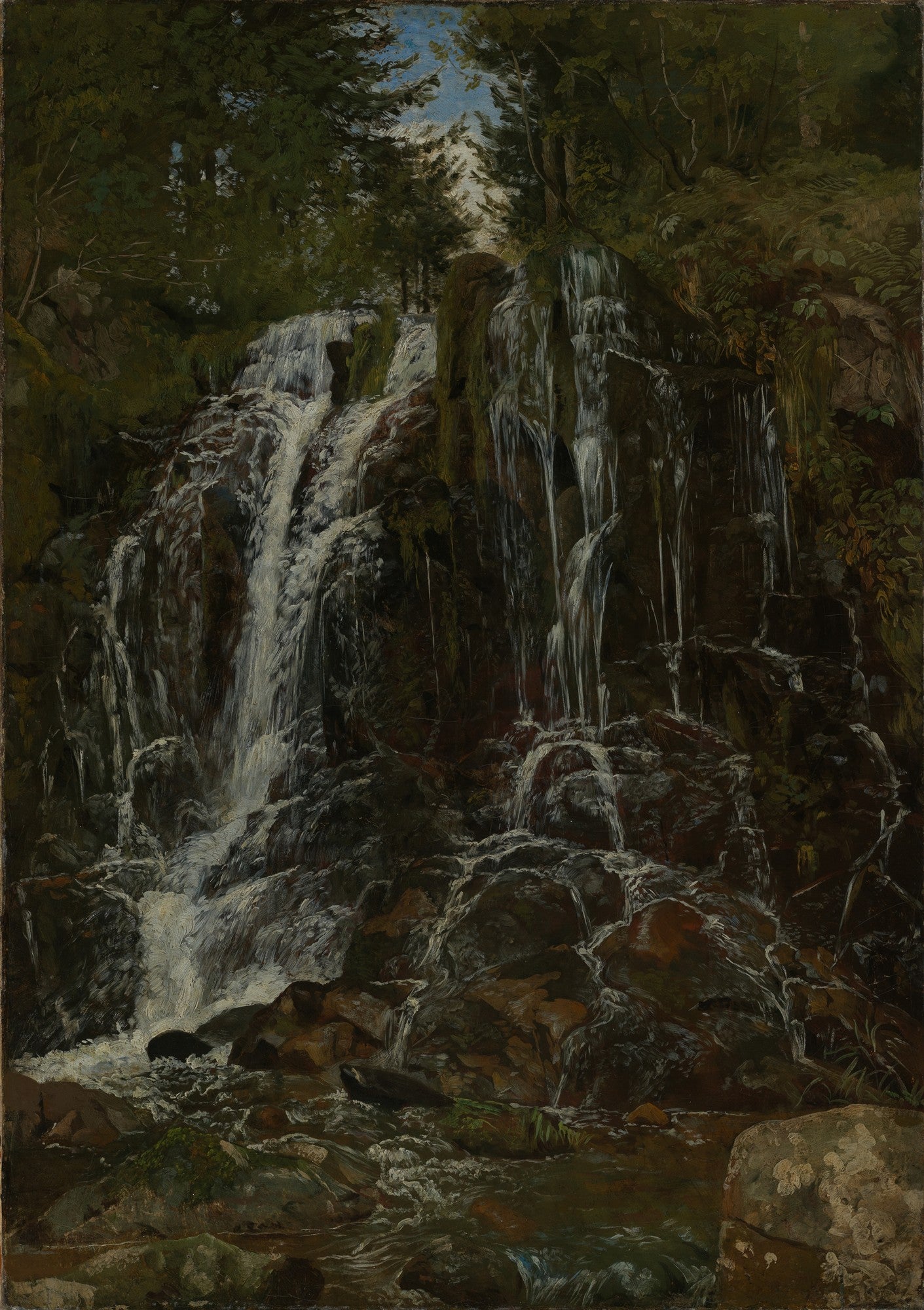 Quadro decorativo com pintura a óleo de uma cascata em uma floresta escura e rochosa. A água branca desce por pedras escuras e musgosas, cercada por árvores verdes escuras no topo. O céu azul claro é visível através das árvores, e há um riacho no primeiro plano.