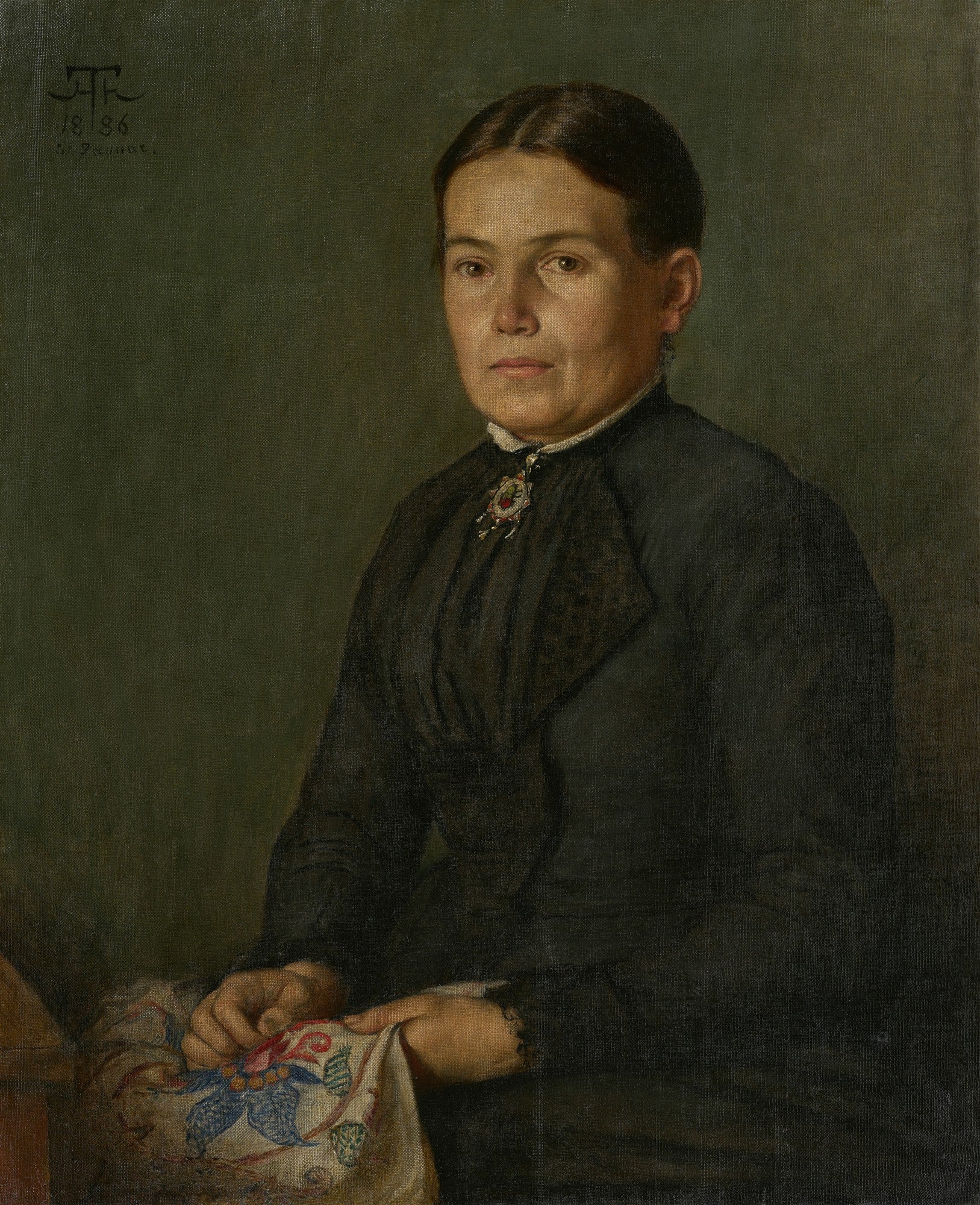 Retrato de uma mulher de meia-idade, sentada, vestindo um vestido escuro e um broche, segurando um tecido bordado. Fundo verde escuro. Pintura atribuída a Hans Thoma.