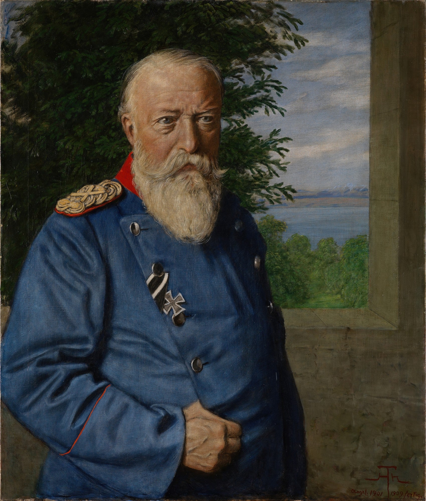 Retrato de um oficial de barba branca, em uniforme azul escuro, com medalhas, posando em uma varanda com paisagem de lago e montanhas ao fundo, obra de Hans Thoma.