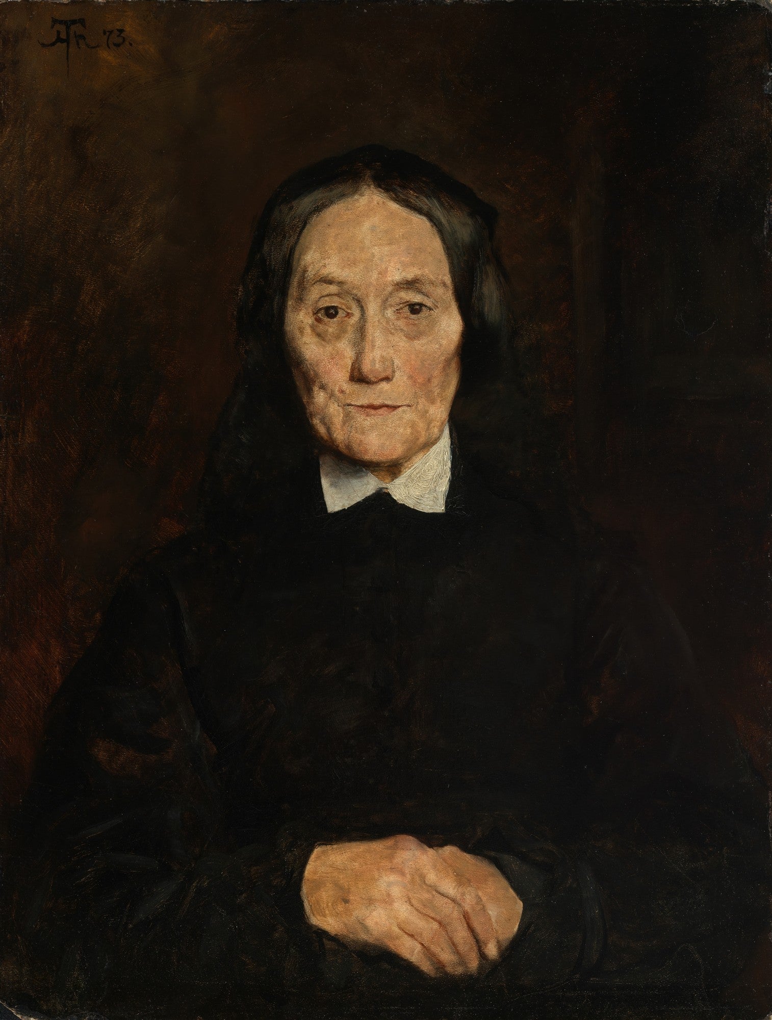 Retrato de uma senhora idosa com vestes escuras e gola branca, atribuído a Hans Thoma, com fundo escuro e expressão serena, mãos entrelaçadas.