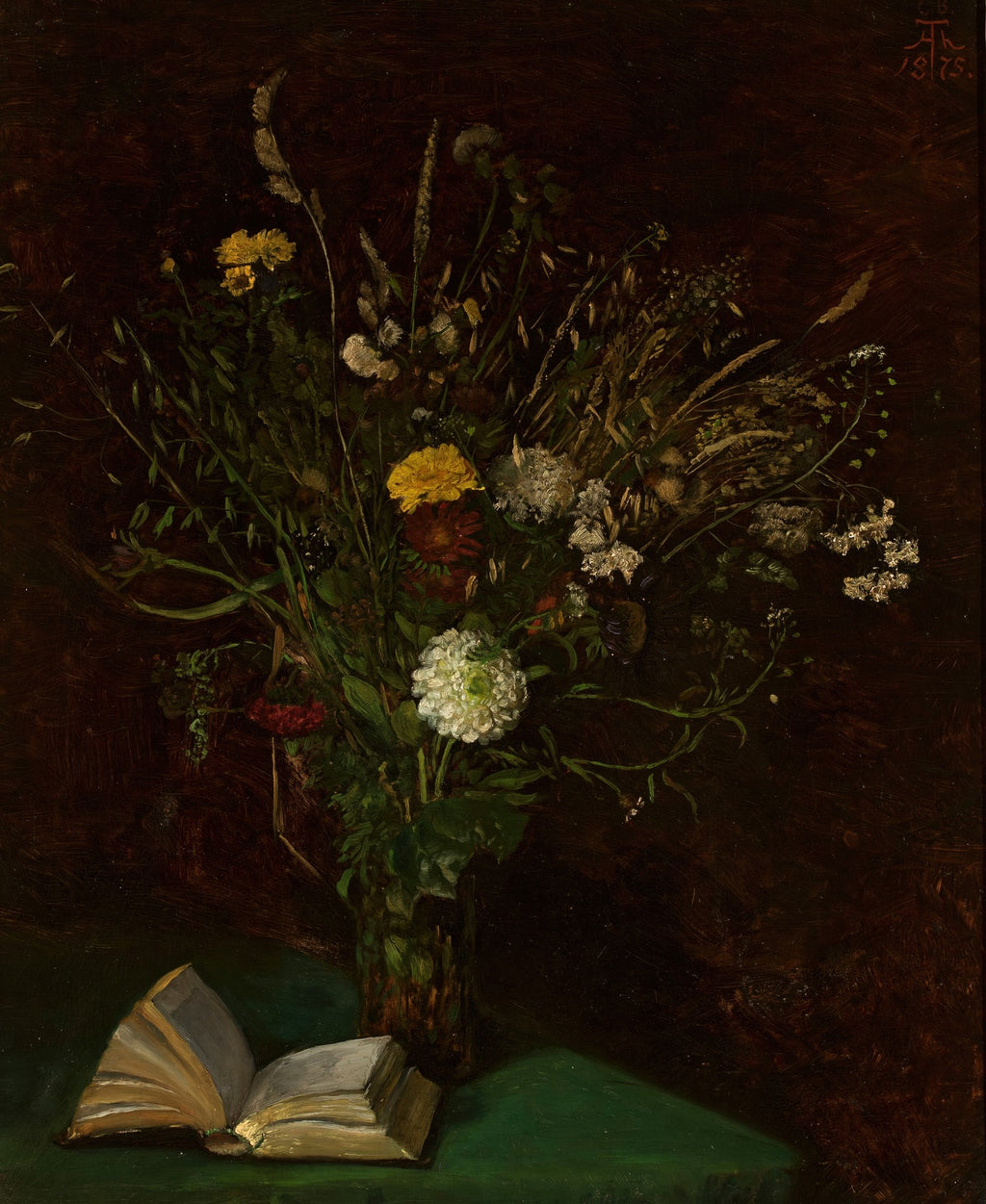Quadro decorativo com natureza morta de Hans Thoma, apresentando um arranjo de flores e plantas silvestres escuras em um vaso, com um livro aberto na mesa verde escura ao lado, sobre um fundo marrom escuro.