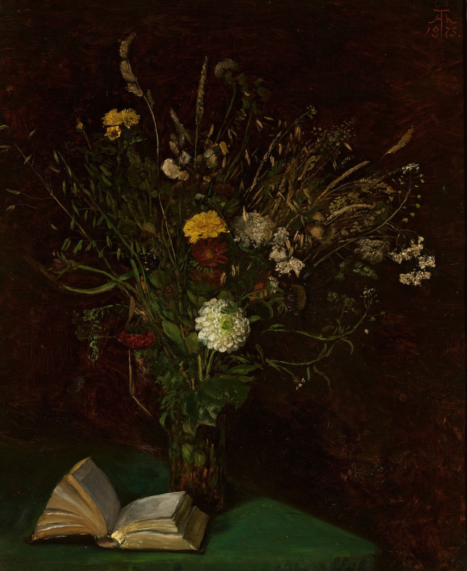 Quadro decorativo com natureza morta de Hans Thoma, apresentando um arranjo de flores e plantas silvestres escuras em um vaso, com um livro aberto na mesa verde escura ao lado, sobre um fundo marrom escuro.