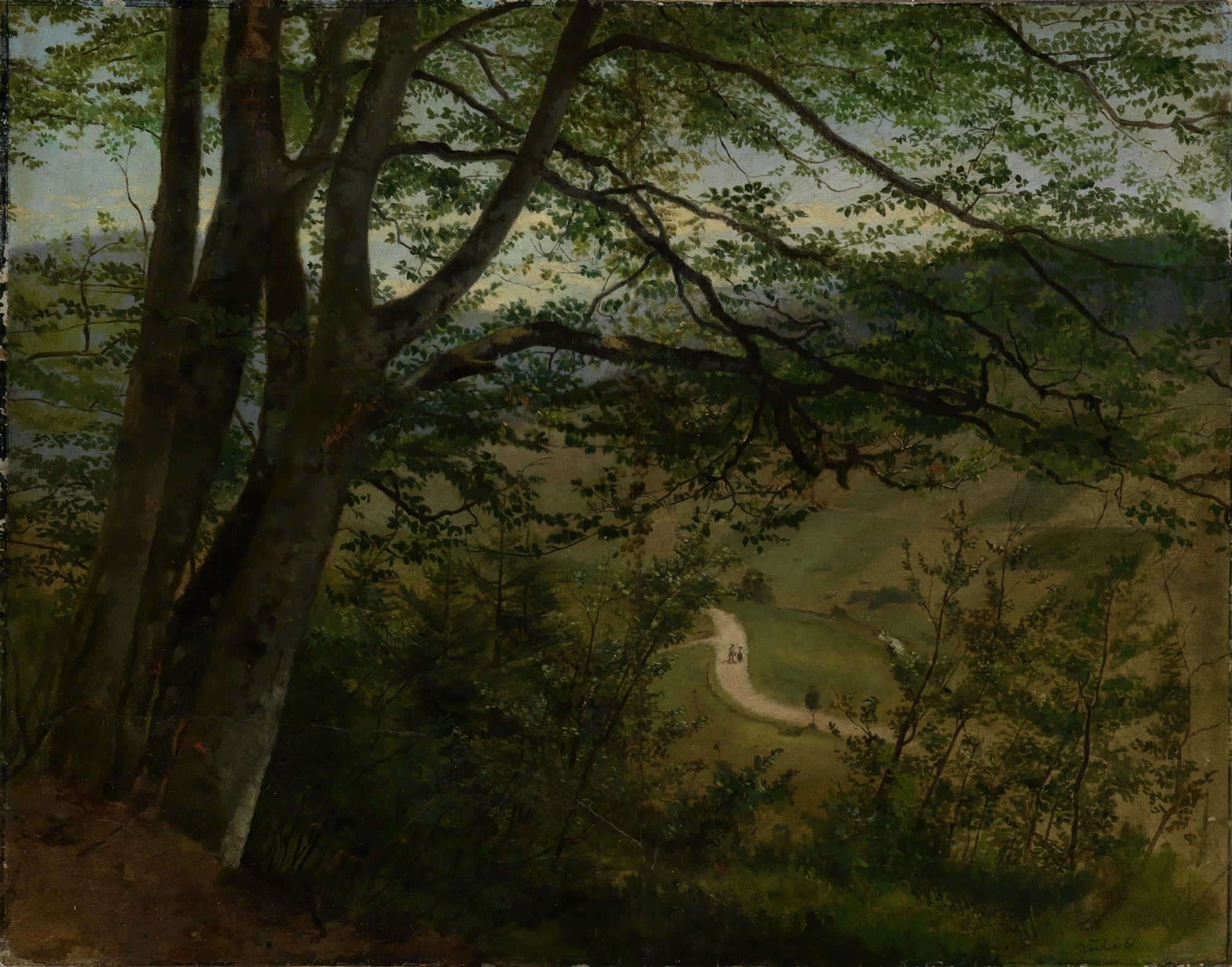 Quadro decorativo com pintura a óleo de uma densa floresta verde, com grandes árvores em primeiro plano e um caminho sinuoso com figuras distantes em um vale ao fundo, sob um céu claro. Obra de Hans Thoma.