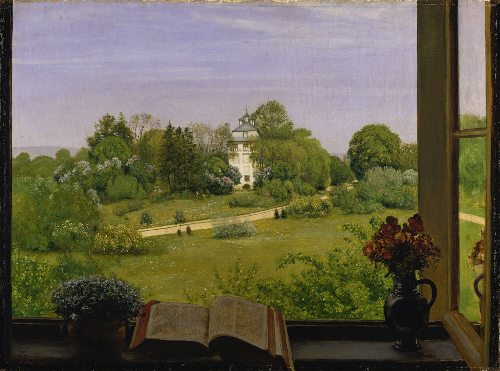 Quadro decorativo mostrando uma vista de paisagem através de uma janela, com um livro aberto e um vaso de flores no parapeito. A paisagem inclui uma casa branca elegante cercada por árvores verdes e um gramado florido sob um céu lilás.
