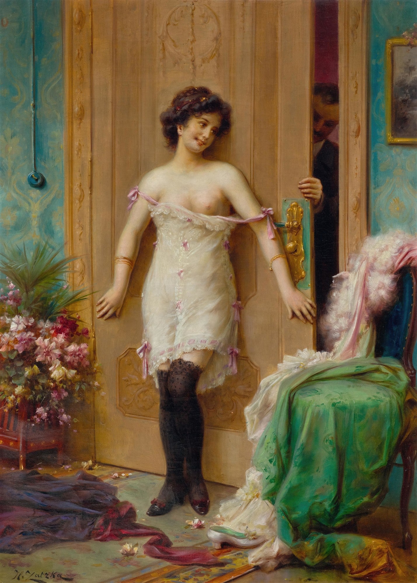 Mulher em camisola de seda, com laços rosa, sorrindo e olhando para o espectador enquanto um homem espreita por trás de uma porta de madeira aberta. Há um arranjo de flores e roupas no chão.