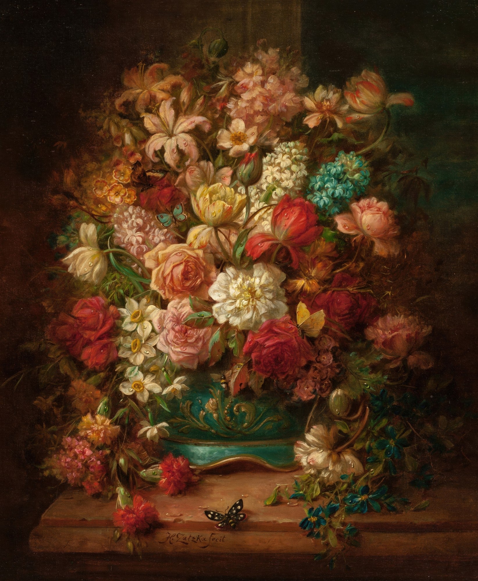 Quadro decorativo Natureza Morta com Flores, de Hans Zatzka. Vaso verde ornamentado transbordando um buquê colorido de rosas, lírios, narcisos e outras flores, com gotas de orvalho e borboletas. Fundo escuro e mesa de madeira clara.