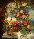Quadro decorativo de Hans Zatzka com um vaso transbordando flores coloridas como rosas, lírios, hortênsias, e borboletas. Paleta rica em tons pastel e terrosos.