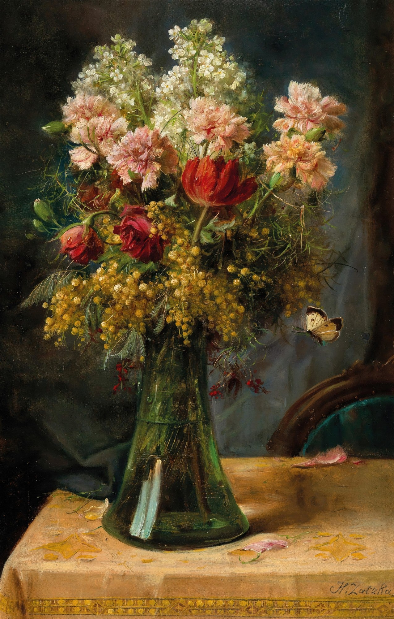 Quadro decorativo de Hans Zatzka com um vaso de flores vibrantes, incluindo rosas vermelhas, tulipas e mimosas, e uma borboleta clara voando ao lado. O vaso verde está sobre uma mesa com um tecido dourado.