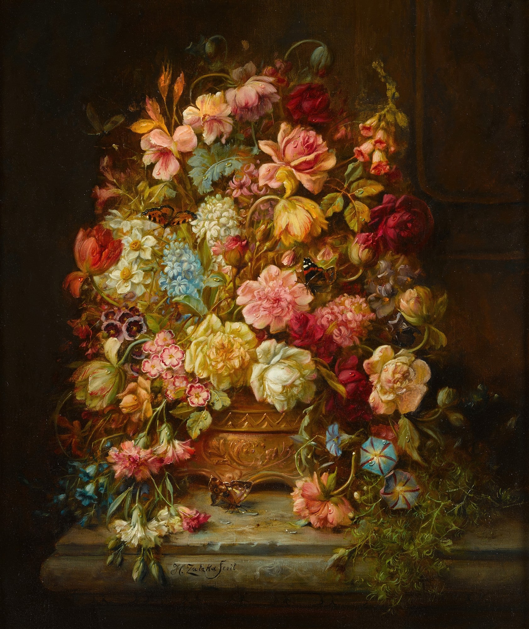Quadro decorativo mostrando um vaso transbordando com um arranjo floral de diversas cores, incluindo rosas, tulipas e outras flores, com borboletas pousadas. A pintura tem um estilo clássico e fundo escuro.
