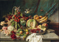 Quadro decorativo com natureza-morta opulenta: cesta de cerejas, melão, bananas, uvas, ameixas, groselhas, pêssegos, rosas e outras flores. Um pássaro azul e borboletas voam sobre a composição, com um copo de vinho e um pano branco sobre uma mesa.
