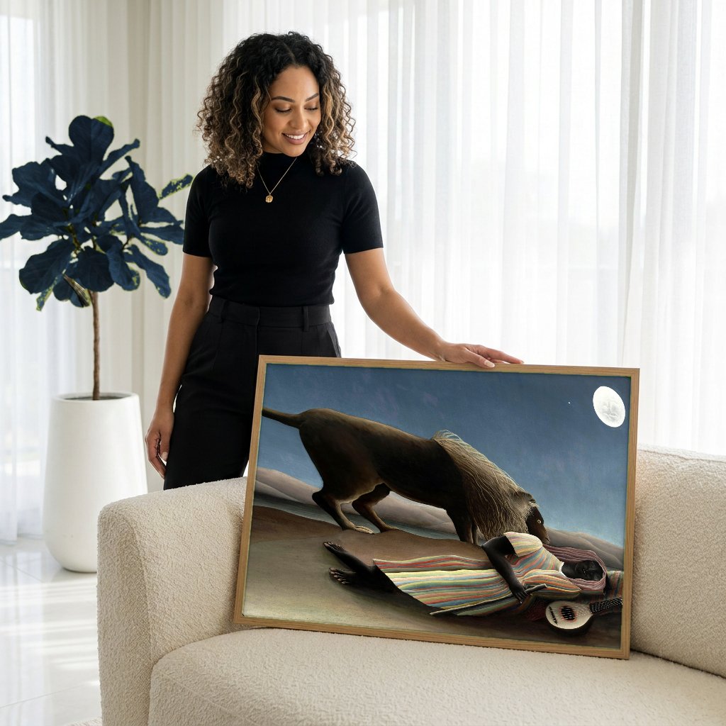 Quadro Decorativo A Cigana Adormecida - Henri Rousseau com modelo em ambiente