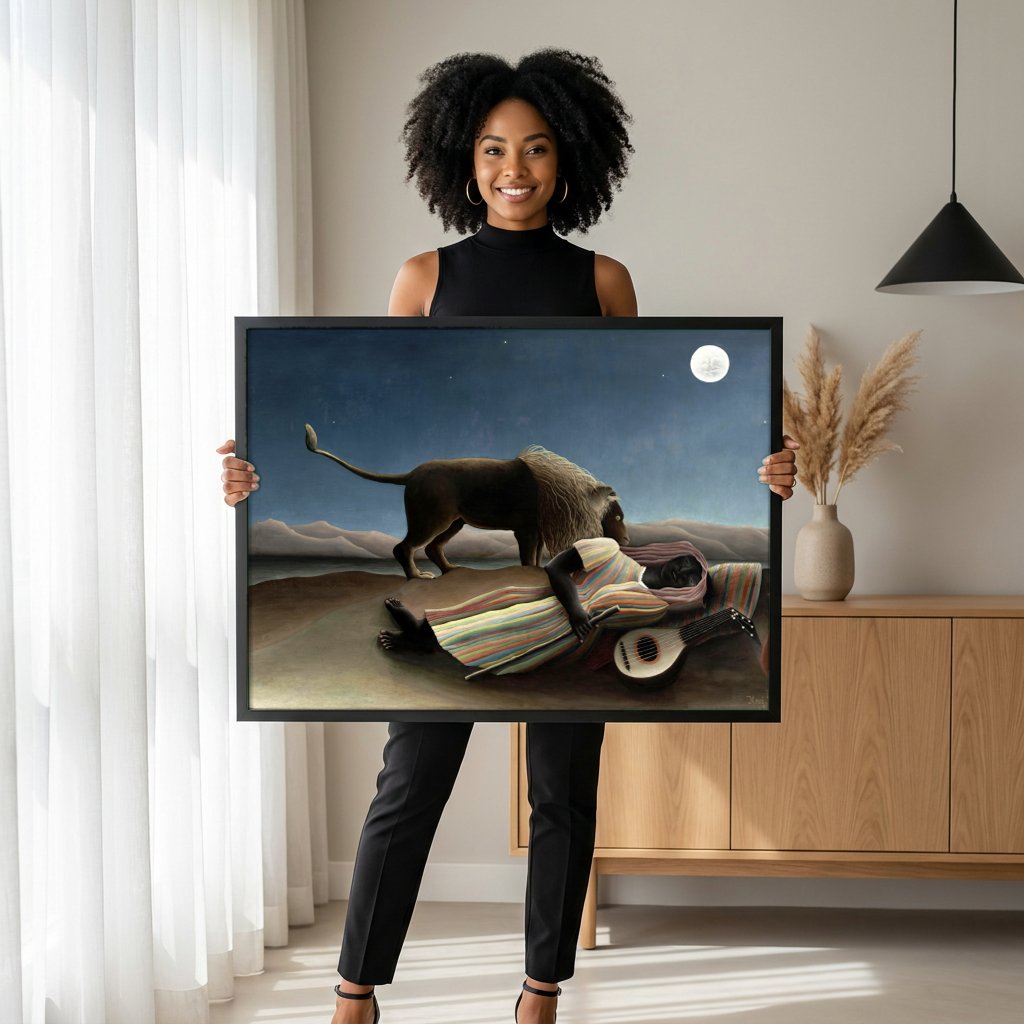 Quadro Decorativo A Cigana Adormecida - Henri Rousseau com modelo em ambiente