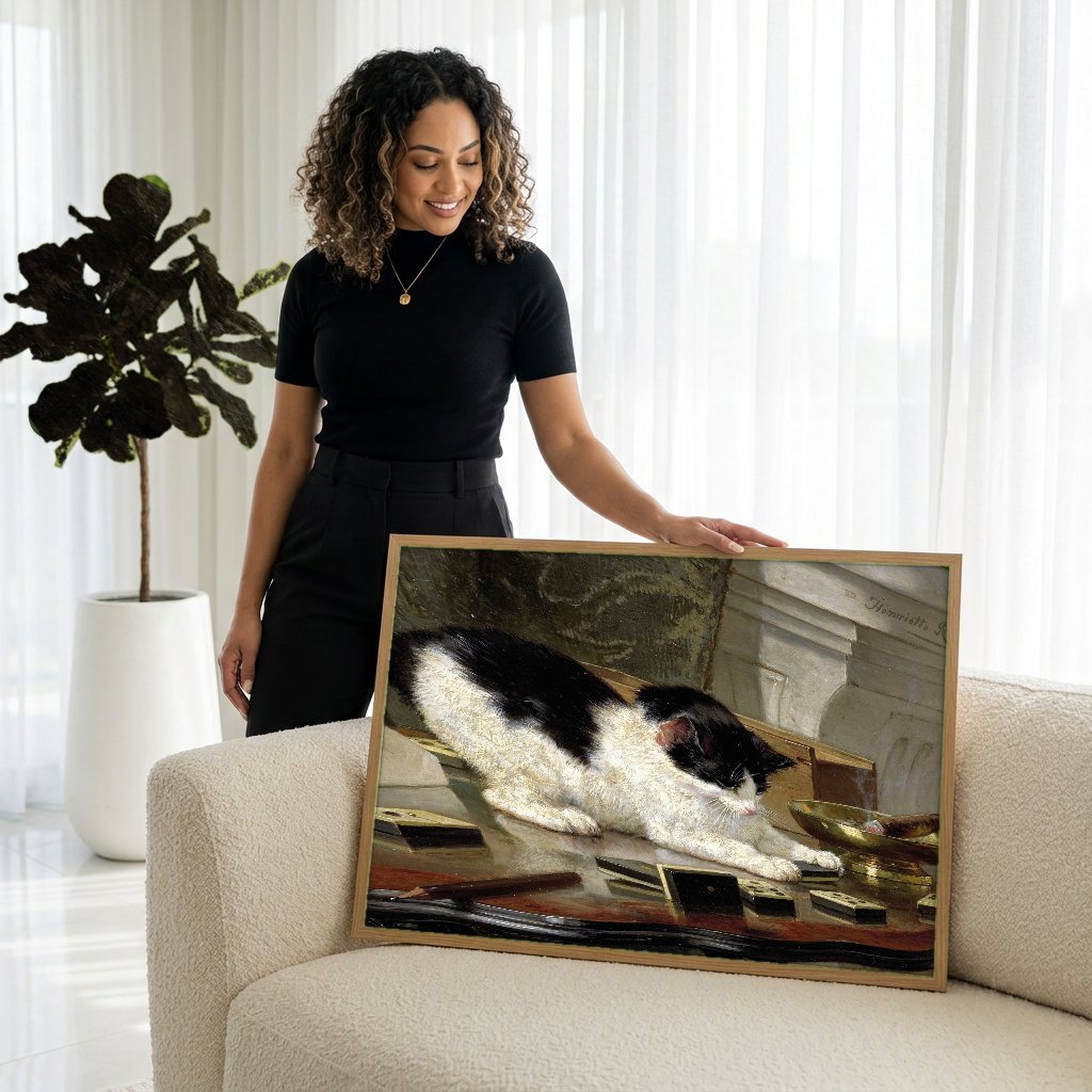 Quadro Decorativo Gatinho Brincalhão - Henriëtte Ronner Knip com modelo em ambiente