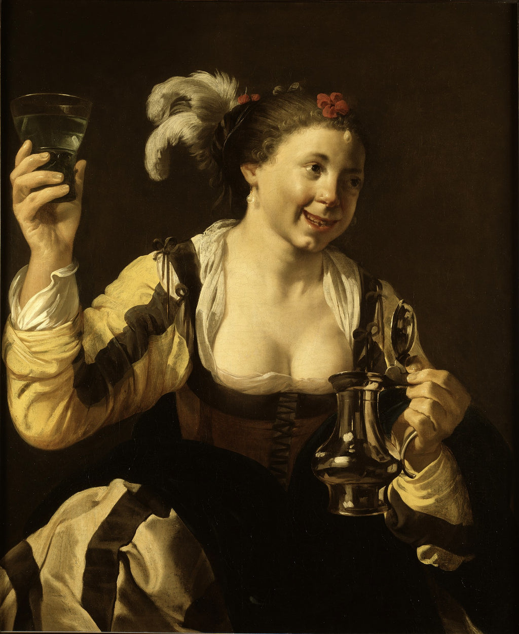 Retrato de uma jovem sorridente segurando um copo de vinho e uma jarra, em tons escuros e iluminação dramática, estilo barroco de Hendrick ter Brugghen.