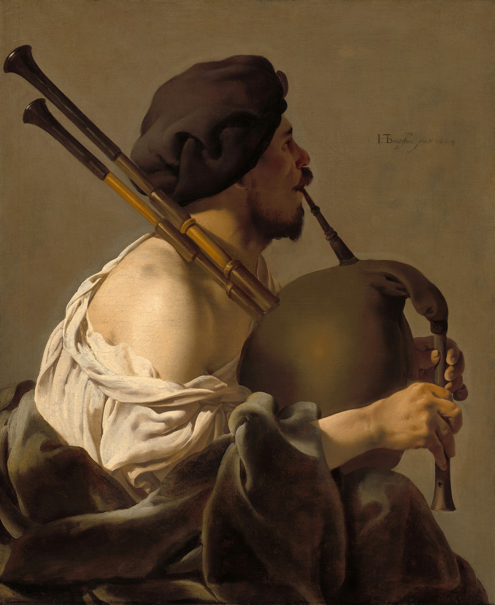 Quadro decorativo retratando um homem de perfil tocando gaita de fole, com turbante escuro e vestes claras, em um fundo neutro. Obra atribuída a Hendrick ter Brugghen.