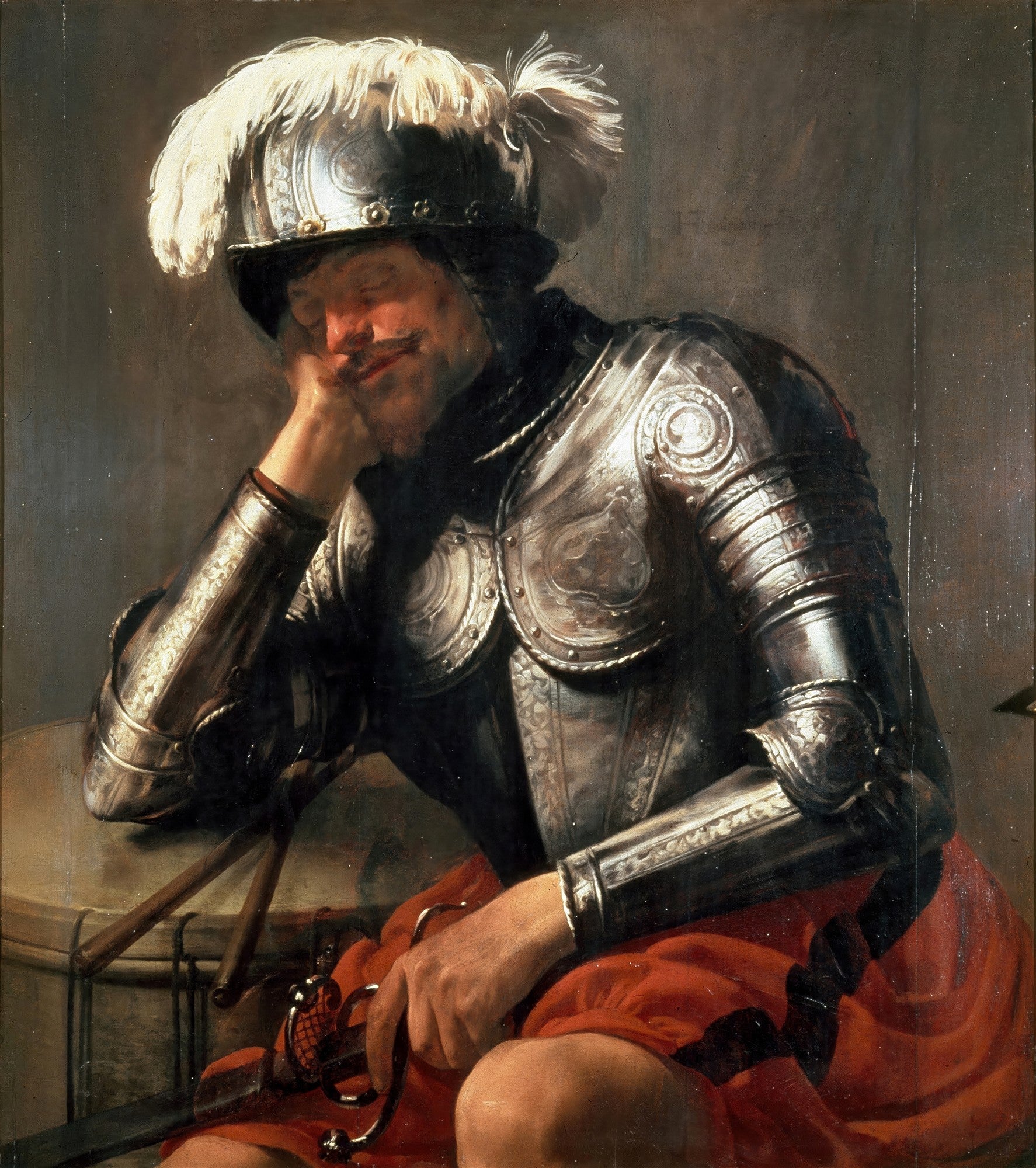 Quadro decorativo de um soldado adormecido, usando armadura e capacete com plumas brancas, apoiando a cabeça na mão, com um tambor ao lado. A pintura apresenta um estilo caravaggista com contraste de luz e sombra.
