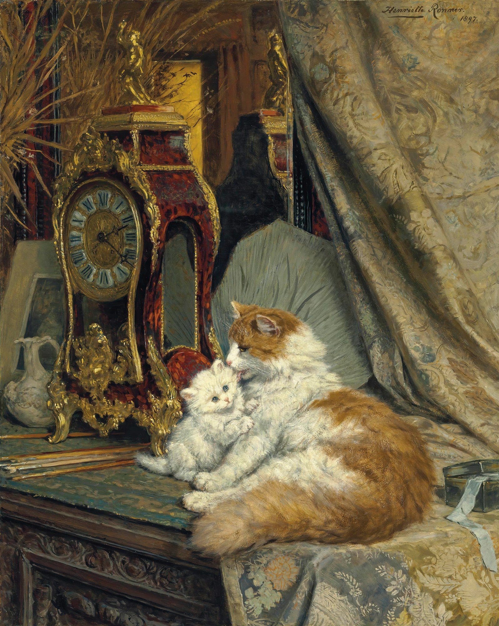 Pintura a óleo de Henriëtte Ronner Knip mostrando uma gata de pelo laranja e branco cuidando de um pequeno filhote branco, em uma cena doméstica ricamente decorada com um relógio ornamentado e cortinas luxuosas.