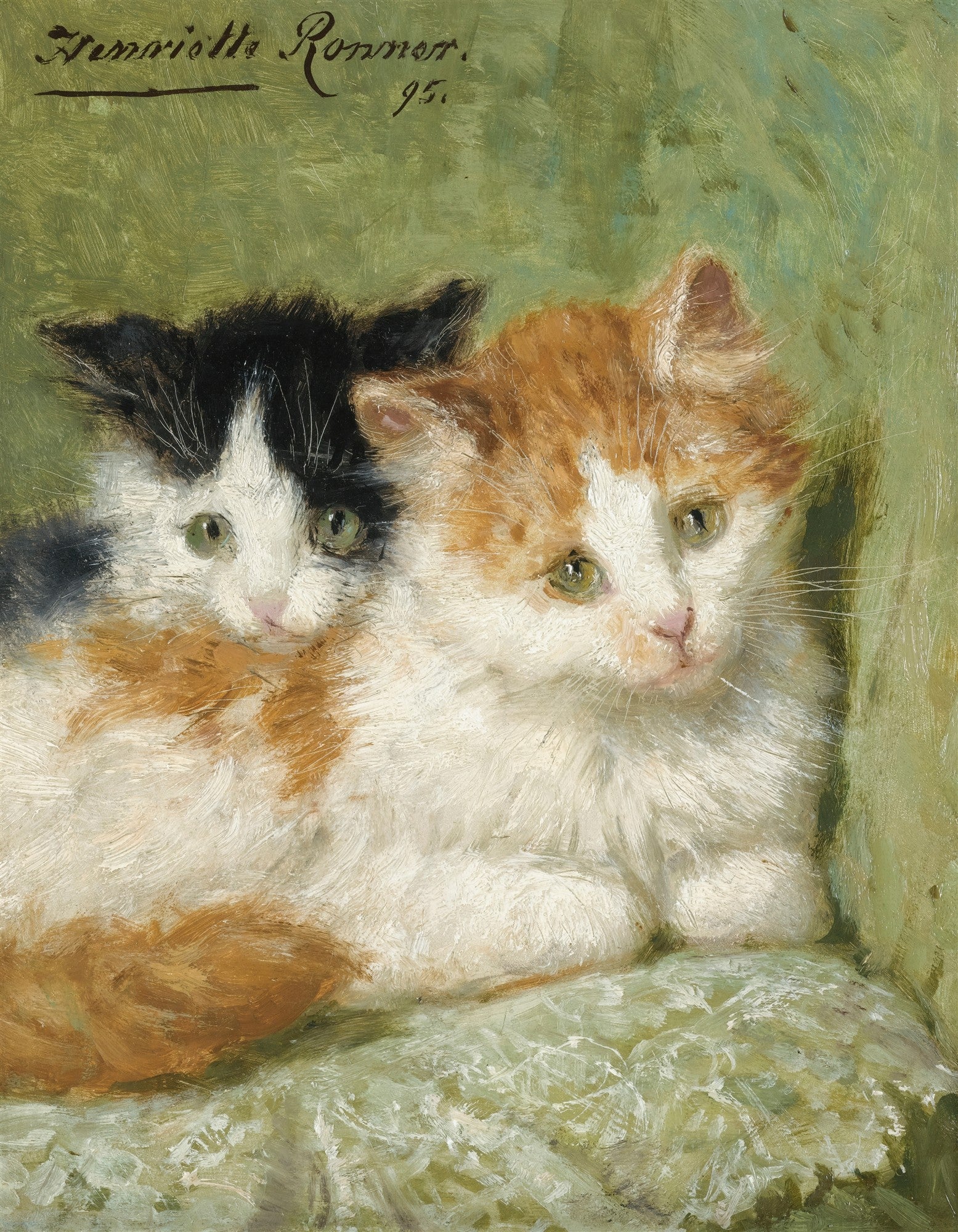 Pintura a óleo de dois gatinhos fofos, um preto e branco e outro caramelo e branco, sobre um fundo verde-oliva. Os gatos parecem curiosos e relaxados.