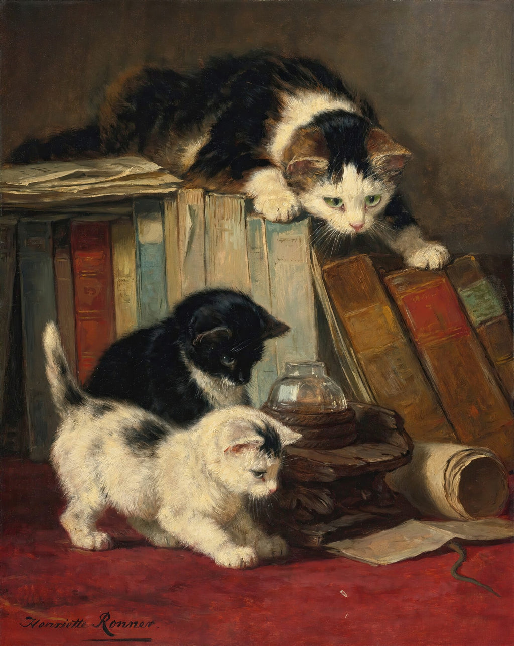 Pintura a óleo de Henriëtte Ronner-Knip, mostrando três gatos brincando em meio a livros e objetos de estudo, com uma gata adulta no topo de uma pilha de livros observando seus dois filhotes, um preto e um malhado branco e preto, na base. A cena é rica em detalhes e luz suave.