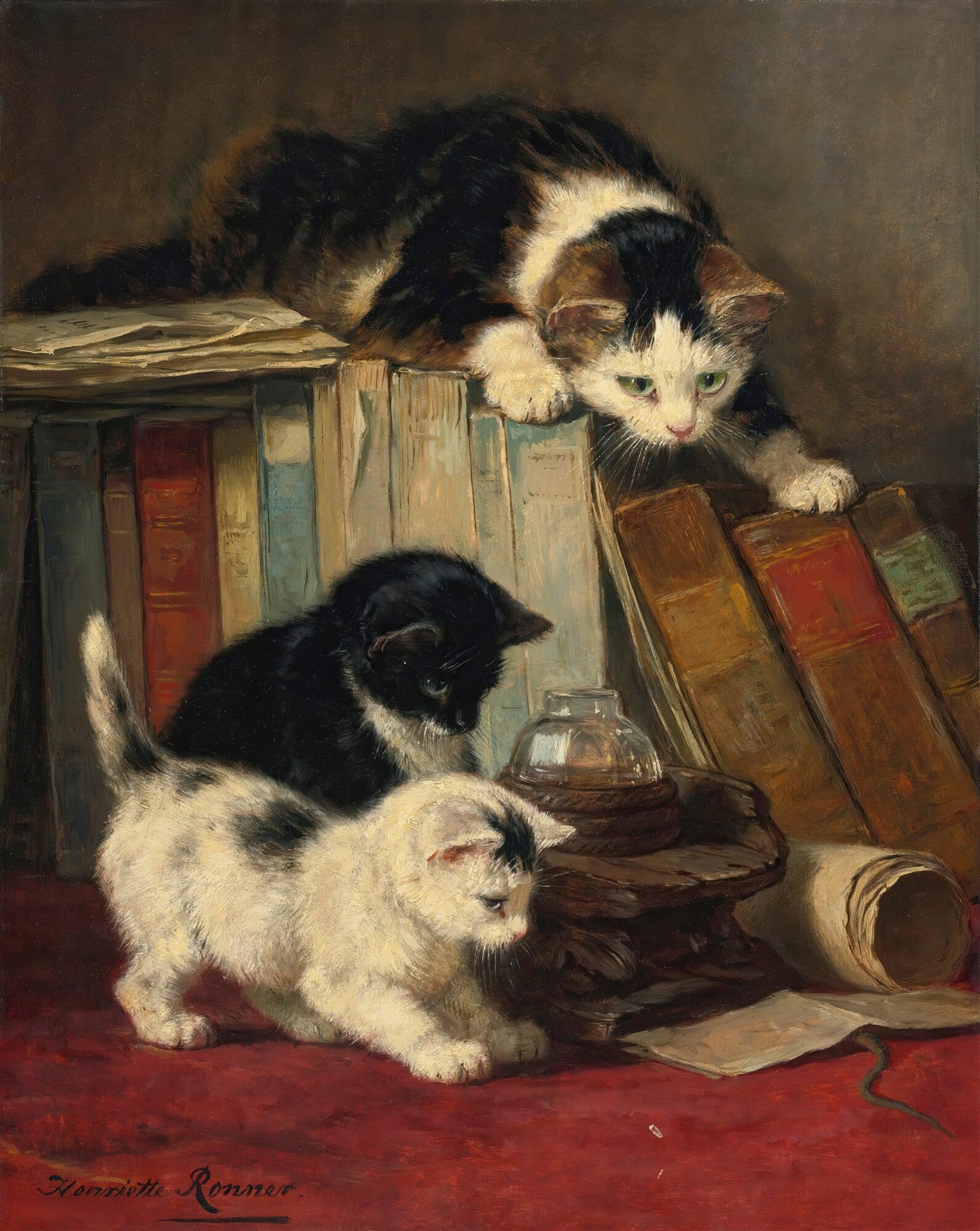 Pintura a óleo de Henriëtte Ronner-Knip, mostrando três gatos brincando em meio a livros e objetos de estudo, com uma gata adulta no topo de uma pilha de livros observando seus dois filhotes, um preto e um malhado branco e preto, na base. A cena é rica em detalhes e luz suave.