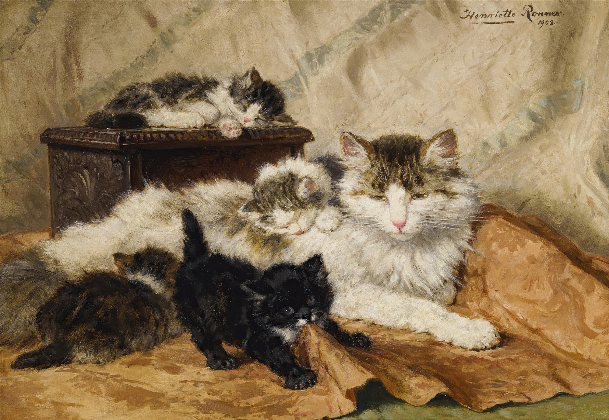 Pintura a óleo de uma gata mãe com seus filhotes, um preto brincando e outros dormindo, em tons de marrom e bege, assinado por Henriëtte Ronner-Knip, 1903.