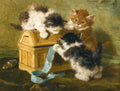Pintura a óleo de três gatinhos brincando em volta de um baú dourado, com um laço azul. Dois gatos são brancos e pretos, um é laranja e branco. Fundo verde-oliva.