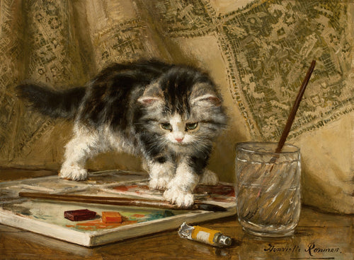 Pintura a óleo de um gatinho listrado e branco pisando delicadamente em uma paleta de pintor, com um copo de água e um pincel ao lado, sobre um fundo de tecido drapeado. A assinatura da artista Henriëtte Ronner-Knip é visível no canto inferior direito.