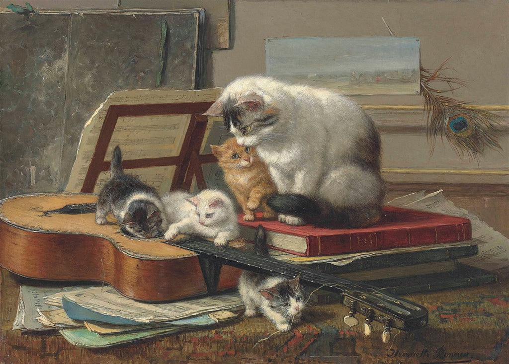Pintura a óleo de Henriëtte Ronner-Knip com uma gata adulta e quatro gatinhos brincando ao redor de um violão e partituras, em tons terrosos e cinzentos.
