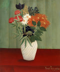 Quadro decorativo com um arranjo de flores vibrantes e folhagens variadas em um vaso branco, sobre uma superfície vermelha e fundo verde, estilo de Henri Rousseau. A imagem captura a essência de uma natureza-morta com um toque exótico e ingênuo.